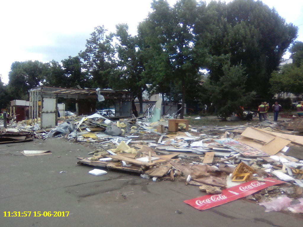 Разрушенные властями старинные торговые павильоны на Контрактовой площади в Киеве