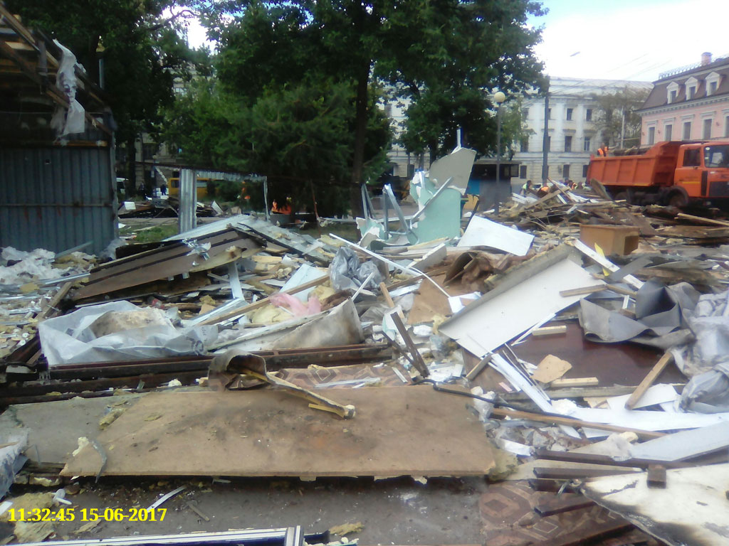 Разрушенные властями старинные торговые павильоны на Контрактовой площади в Киеве